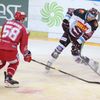 3. kolo hokejové Tipsport extraligy, HC Sparta Praha - HC Oceláři Třinec: Lukáš Rousek (Sparta) a Guntis Galvinš (Třinec)
