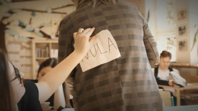 Podívejte se na video, kde studenti z Litomyšle Filip Špinka a Štěpán Hartl  s pomocí herce Radima Fialy představují svůj projekt proti šikaně.