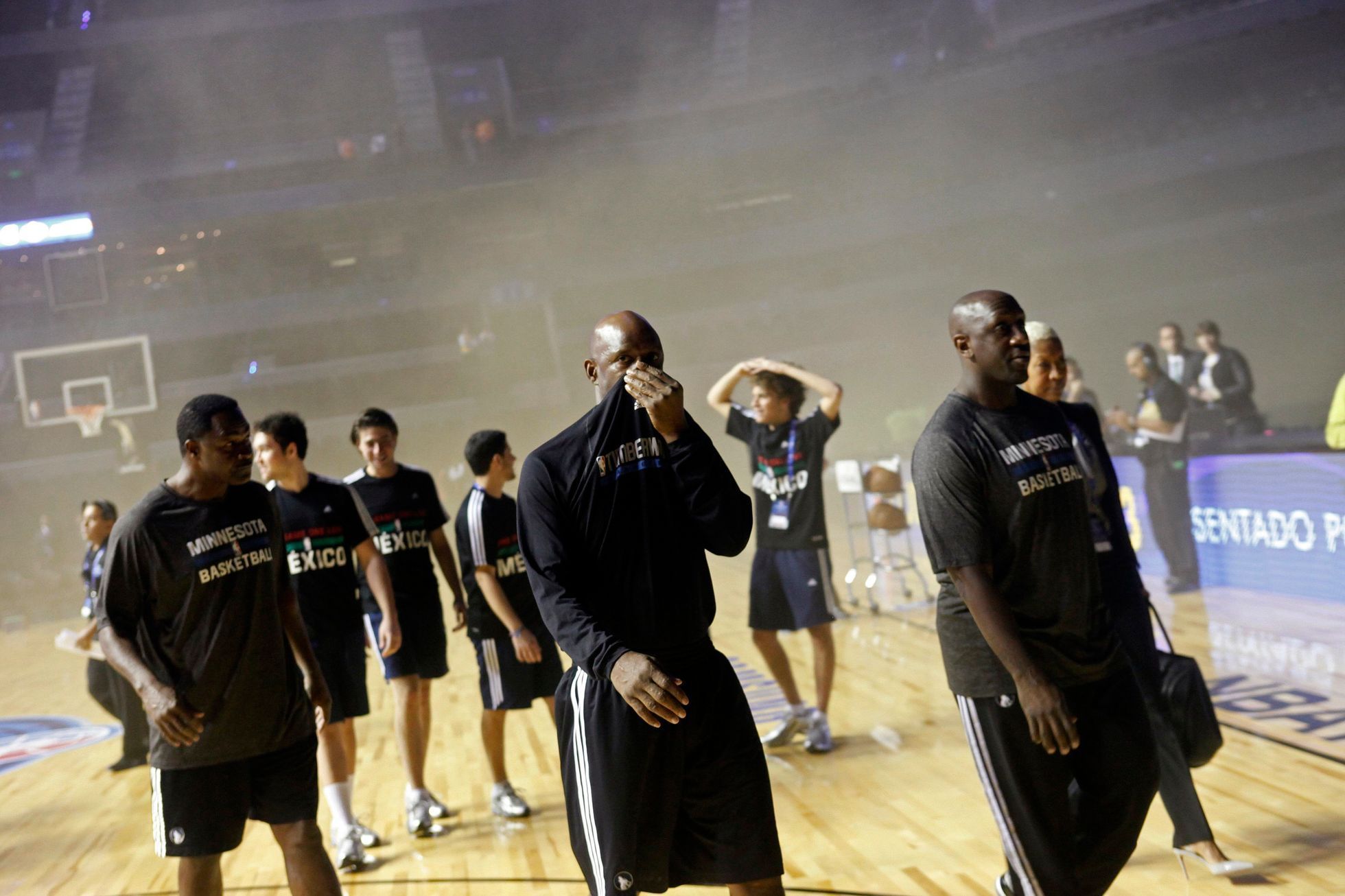 Basketbalisté Minnesota Timberwolves odchází ze zakouřené haly