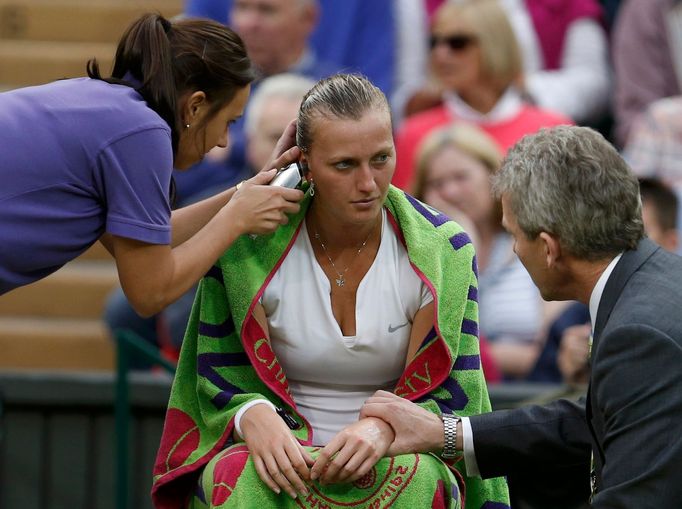 Petra Kvitová je ošetřována v zápase s Kirsten Flipkensovou na Wimbledonu 2013