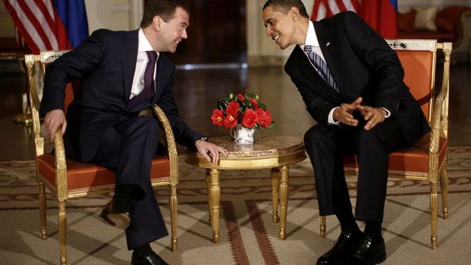 Prezident Barack Obama s ruským prezidentem Dmitrijem Medveděvem v Londýně