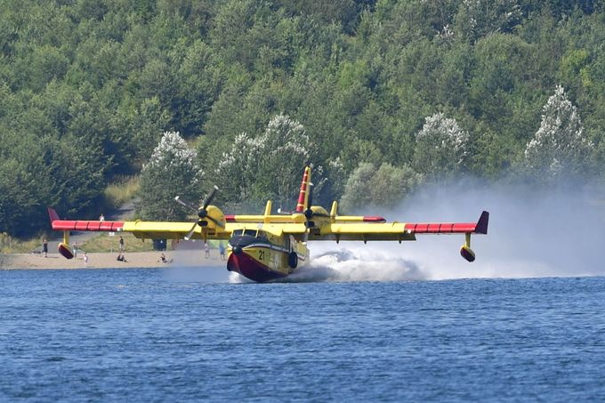 Letoun italských hasičů Canadair CL-415 při nasazení v Národním parku České Švýcarsko. 28. 7. 2022