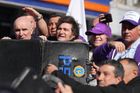 Argentinský prezident Milei musel prchnout před voliči. Zasypali jeho auto kamením
