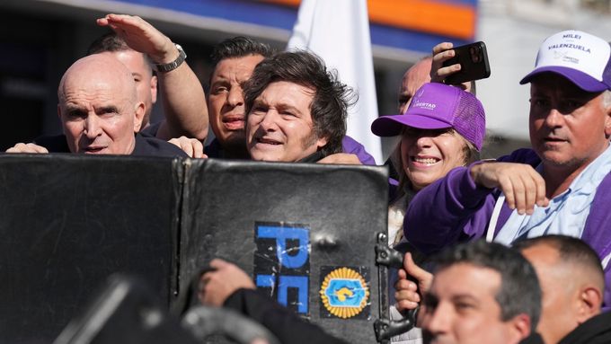 Argentinští policisté chrání neprůstřelnými pláty prezidenta Javiera Mileiho před kameny, které na něj při předvolební akci v Buenos Aires házeli odpůrci jeho vlády.
