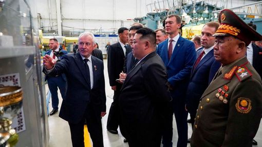 Severokorejský vůdce Kim Čong-un na návštěvě ruského leteckého závodu v Komsomolsku na Amuru, kde se vyrábějí stíhačky.