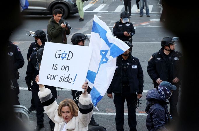 Před Kolumbijskou univerzitou v New Yorku se v reakci na propalestinské demonstrace objevili i lidé protestující na podporu Izraele.