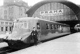 Slovenskou strelu vyrobila společnost Tatra v roce 1936. Na trasu mezi Prahou, Brnem a Bratislavou (jinde nestavěl) vyjel expres poprvé 13. července téhož roku. V provozu mohl jet maximální rychlostí 130 kilometrů za hodinu, při zkouškách se přiblížil 150 km/h.