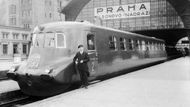 Slovenskou strelu vyrobila společnost Tatra v roce 1936. Na trasu mezi Prahou, Brnem a Bratislavou (jinde nestavěl) vyjel expres poprvé 13. července téhož roku. V provozu mohl jet maximální rychlostí 130 kilometrů za hodinu, při zkouškách se přiblížil 150 km/h.