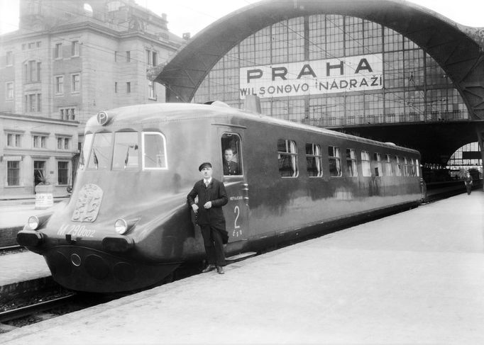 Motorový vůz "Slovenská strela" před pražským  Hlavním (tehdy Wilsonovo) nádražím v 30. letech minulého století.