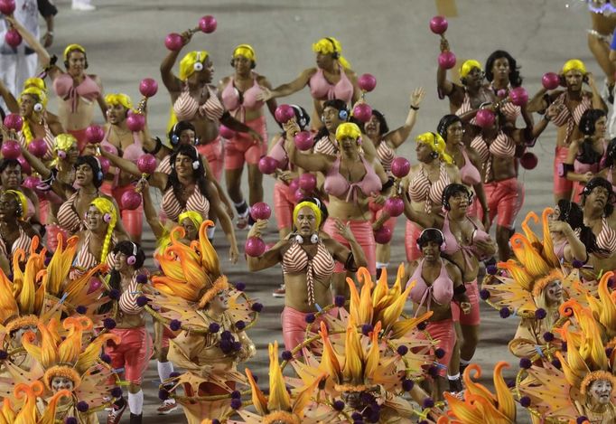 Revellers of the Salgueiro samba school participate on the first night of the annual carnival parade in Rio de Janeiro's Sambadrome, February 10, 2013. REUTERS/Ricardo Moraes (BRAZIL - Tags: SOCIETY) Published: Úno. 11, 2013, 2:41 dop.