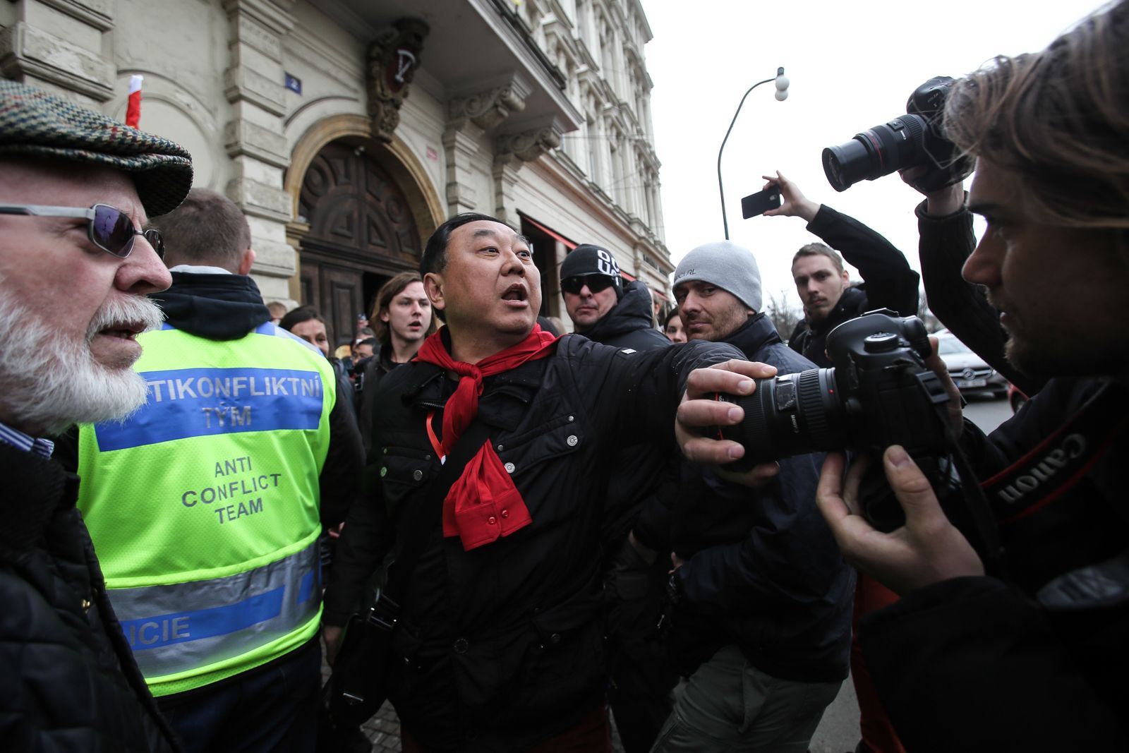 Pro a proti čínští demonstranti u Národního divadla