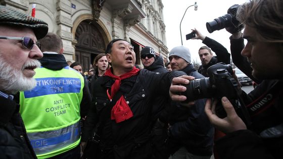 Obrazem: Ohroženi foťáky. Agresivní čínští "vítači" napadli odpůrce i fotografa Aktuálně.cz