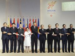 V ASEANu dlouho platila zásada, že vzájemná kritika za nedodržování lidských práv je nepřípustná. To se nyní pomalu mění. Organizace má i svou vlastní miniústavu, v níž je ochrana lidských práv zakotvena. Její vynucování ale zůstává problematické