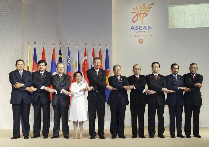 Skupinové foto státníků ASEANU (zleva doprava): indonéský prezident Susilo Bambang Yudhoyono, laoský premiér Bouasone Bouphavanh, malajsijský premiér Abdullah Ahmad Badawi, filipínská prezidentka Gloria Macapagalová-Arroyová, singapurský premiér Lee Hsien Loong, thajský premiér Surayud Chulanont, barmský premiér Thein Sein, vietnamský prezident Nguyen Minh Triet, brunejský sultán Hassanal Bolkiah a kambodžský premiér Hun Sen