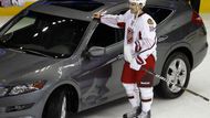 Deník Aktuálně.cz zjišťoval, v jakých autech v Česku jezdí hokejové hvězdy z NHL. Někteří hráči se do svých aut nebáli investovat několik milionů. V garážovém partku jsou oblíbené jak Ferrari, tak třeba Lamborghini, nebo Porsche. Zajímá vás, čím jezdí třeba Jaromír Jágr? Podívejte se v následující galerii.