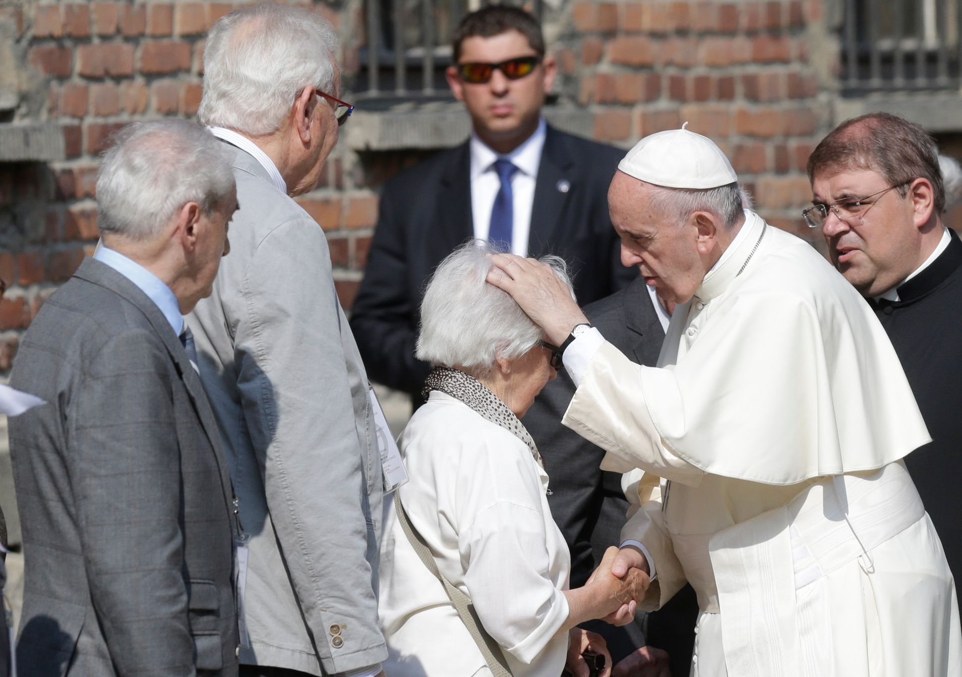 Papež František navštívil tábor v Osvětimi