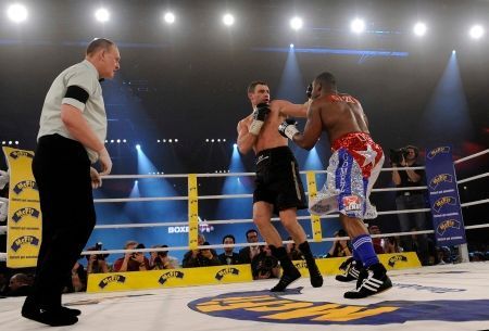 Ukrajinský boxer Vitalij Kličko obhájil titul organizace WBC, když porazil Kubánce Juana Carlose Gómeze technickým k.o.