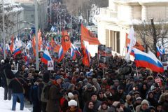 Tisíce demonstrantů uctily v Moskvě památku Borise Němcova. Putin je zloděj, skandovaly