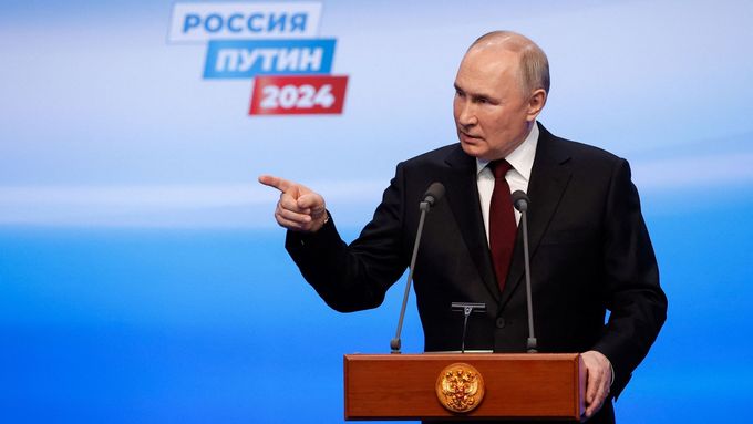 Ruský prezident Vladimir Putin během svého projevu po očekávaném vítězství ve volbách.