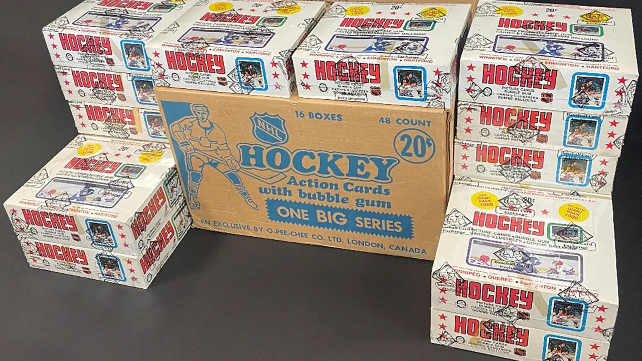 Hokej žije nevídaným balíkem peněz za krabici s kartičkami. Možná zůstane zavřená