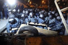 Lidé v ulicích Kyjeva obklíčili a zahnali těžkooděnce
