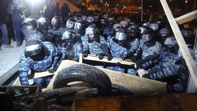 Těžkooděnci ukrajinské policie se pokouší v Kyjevě zdemolovat barikády postavené opozičními demonstranty
