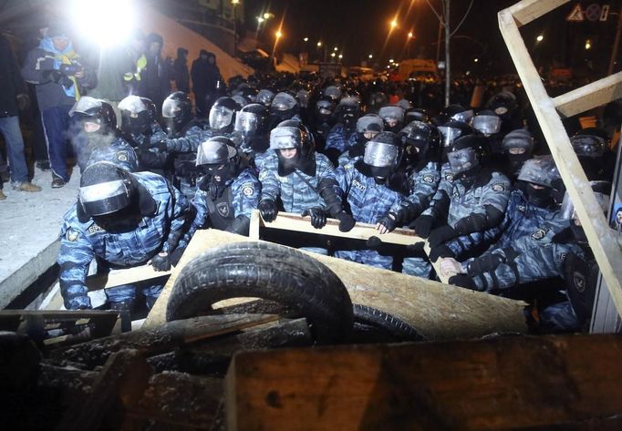 Těžkooděnci ukrajinské policie se pokouší v Kyjevě zdemolovat barikády postavené opozičními demonstranty