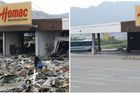 Následující snímky ukazují, jak se Japonsko znovu vrací k normálu. 
Díváte se na obchodní část města Otsuchi: nalevo fotografie z 15. března, napravo ze 13. srpna 2011.
