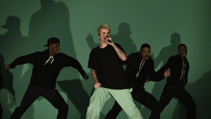 Singl z nové desky Yummy zazpíval Bieber naživo v pořadu Saturday Night Live.