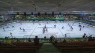 Už při rozbruslení domácích a soupeřů z Chomutova se specifický stadion plnil.