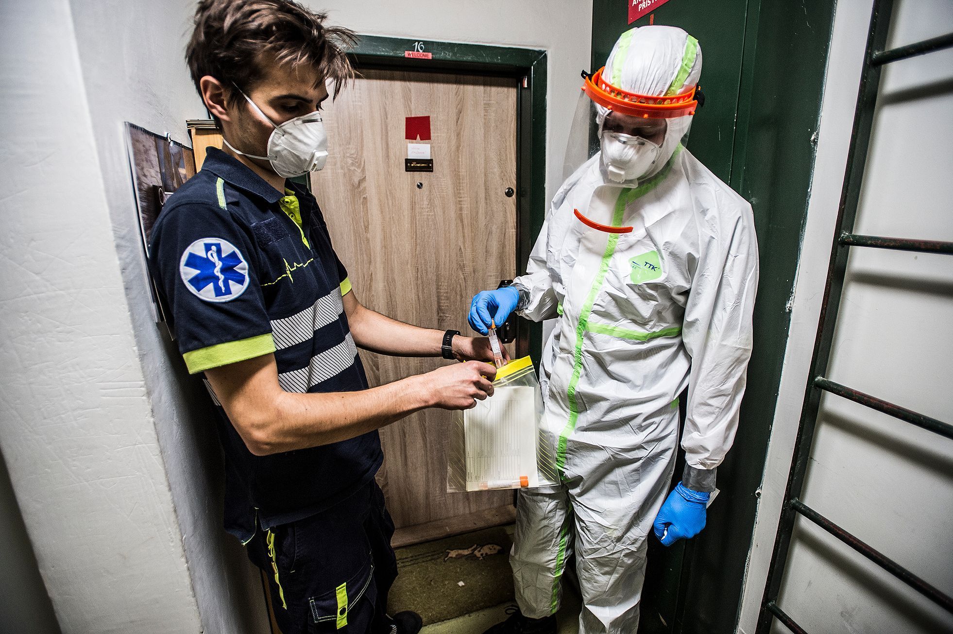 Medici v odběrové sanitce