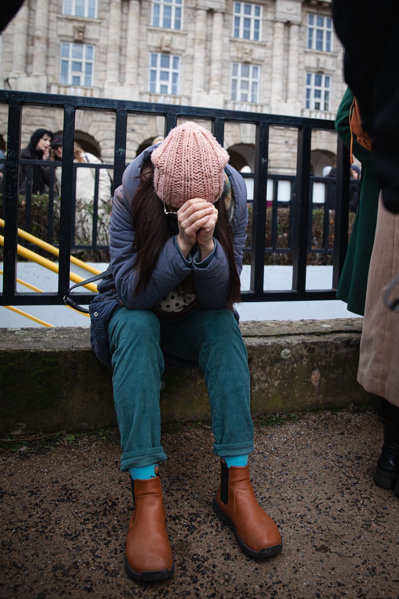 Střelba na Filozofické fakultě UK - pieta - obejmutí školy, zpěv, zármutek, studenti