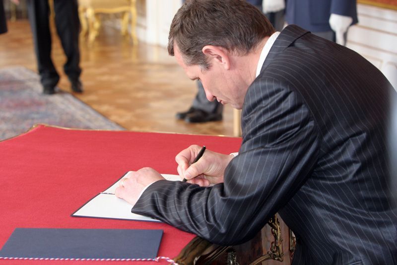 Čunek podepisuje jmenovací dekret