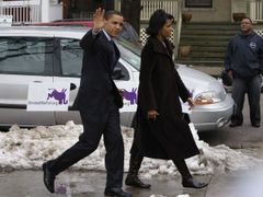 Barack Obama a jeho manželka Michelle hlasovali v Chicagu ve státě Illinois, který Obama zastupuje v Senátu