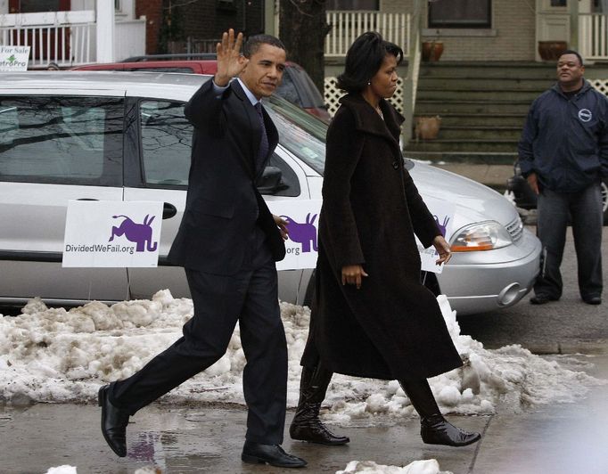 Barack Obama a jeho manželka Michelle hlasovali v Chicagu ve státě Illinois, který Obama zastupuje v Senátu