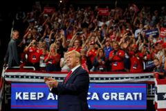Twitter zakročil proti konspirační teorii o Trumpovi a uctívačích Satana. Maže účty