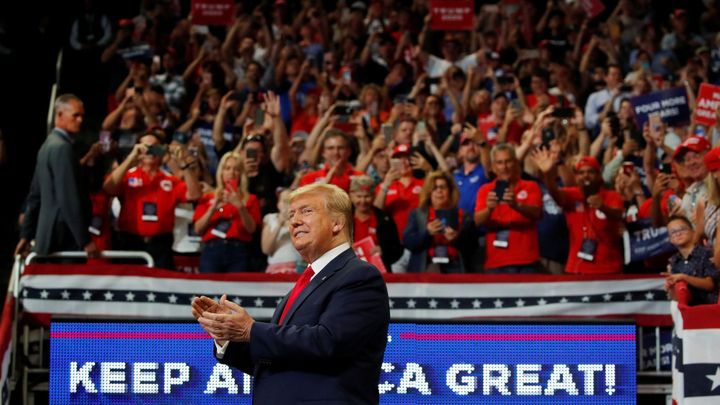 Twitter zakročil proti konspirační teorii o Trumpovi a uctívačích Satana. Maže účty