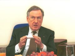 Jacques de Groote na tiskové konferenci v roce 2002 jako šéf firmy Appian Group.