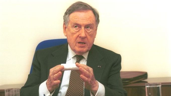 Jacques de Groote na tiskové konferenci v roce 2002 jako šéf firmy Appian Group.