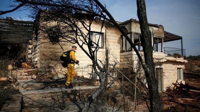 Izrael už třetí den bojuje s rozsáhlými požáry. Záchranáři evakuovali přes 60 tisíc lidí