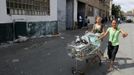 Squatters push a trolley inside an industrial complex in the Poble Nou neighbourhood of Barcelona July 16, 2012. Squatters said that a police order to evict them from a complex was postponed by a judge on Monday. REUTERS/Albert Gea (SPAIN - Tags: REAL ESTATE BUSINESS SOCIETY POVERTY) Published: Čec. 16, 2012, 5:11 odp.