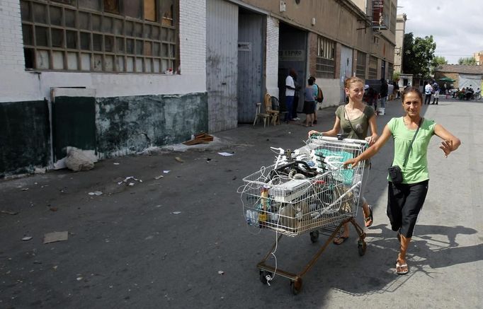 Squatters push a trolley inside an industrial complex in the Poble Nou neighbourhood of Barcelona July 16, 2012. Squatters said that a police order to evict them from a complex was postponed by a judge on Monday. REUTERS/Albert Gea (SPAIN - Tags: REAL ESTATE BUSINESS SOCIETY POVERTY) Published: Čec. 16, 2012, 5:11 odp.