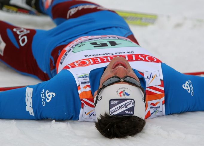 Francouzský tým skončil ve sprintu dvojic pátý. V cíli oddechuje finišman Cyril Miranda.