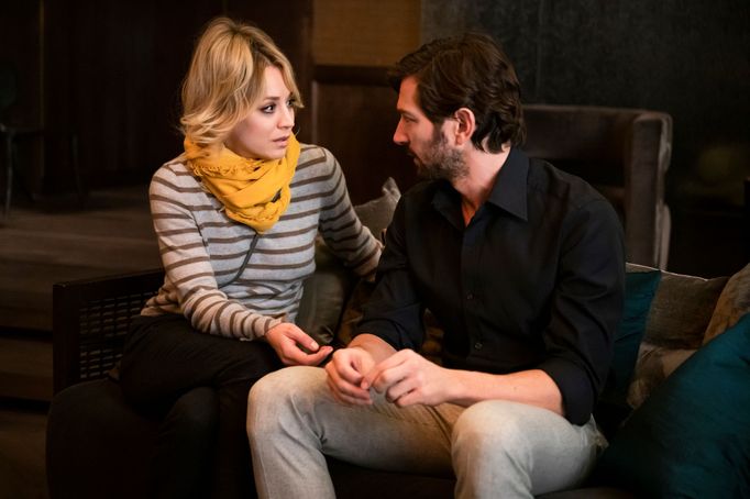 Kaley Cuocová jako Cassie a Michiel Huisman v roli Alexe Sokolova.