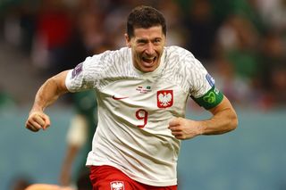 Robert Lewandowski slaví gól v zápase MS 2022 Polsko - Saúdská Arábie