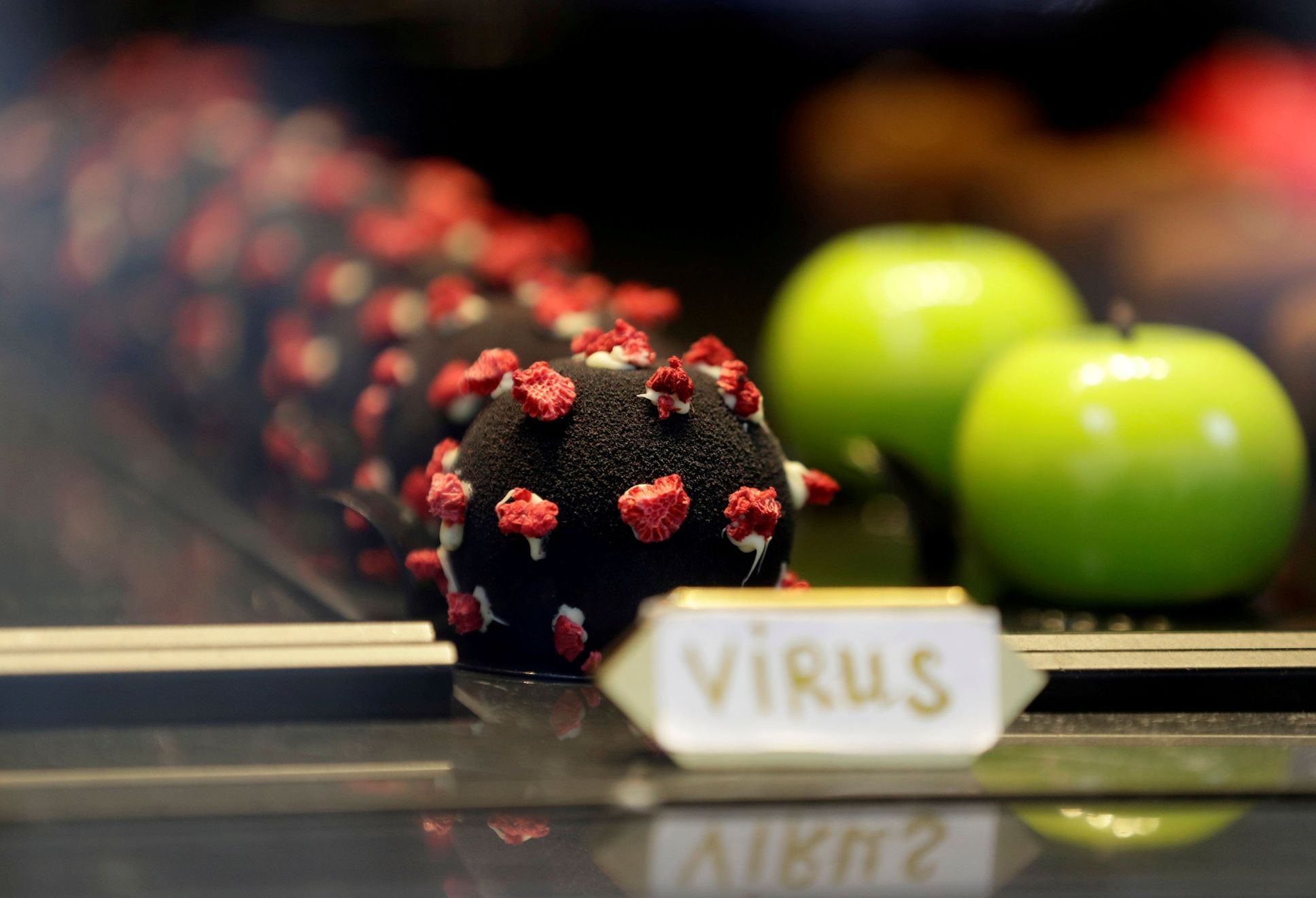 Čokoládový koronavirus v pražské restauraci Černá Madona