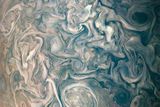 Tenhle snímek pořídila americká sonda Juno, která před dvěma lety doletěla k Jupiteru. Jsou na něm vidět vířící oblaka a vzdušné víry v Jupiterově atmosféře.
