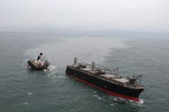 U Japonska se rozlomila nákladní loď, ropná skvrna se táhne pět kilometrů