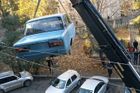Žigulík parkoval 27 let na balkoně ve čtvrtém patře, z videa ze stěhování se stal hit