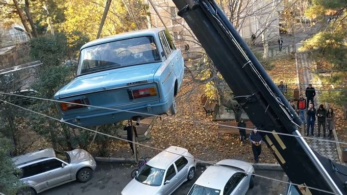 Po 27 letech sundali jeřábem zaparkovaný žigulík ze 4. patra. Byl ikonou Tbilisi
